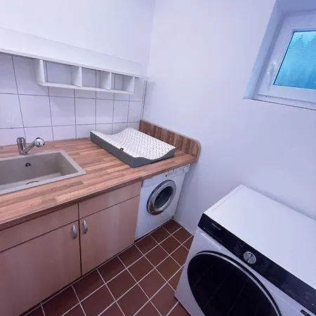 House With Garden, 3 & Private Garage In קלן