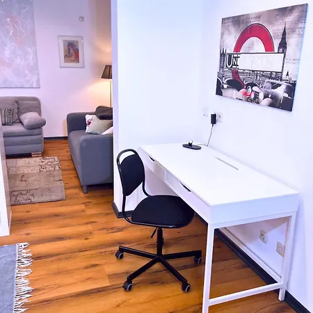 Haus Mit Garten Und Privater Garage بيت للعطل *