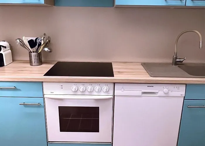 House With Garden, 3 & Private Garage In בית נופש *