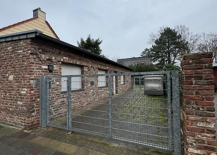 House With Garden, 3 & Private Garage In Semesterbostad Köln